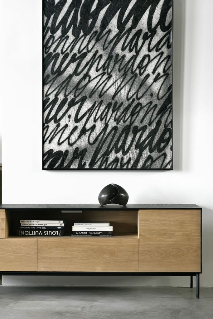 Un élégant Meuble TV Blackbird chêne 1p avec une superbe peinture Blackbird, fabriqué à partir de bois de chêne luxueux.