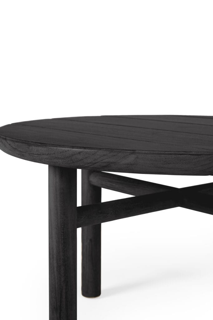 Une table d'appoint de jardin quatre avec des pieds en teck teinté noir.