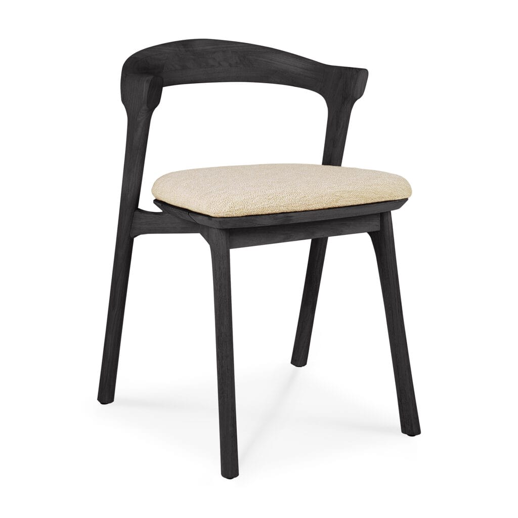 Une chaise de salle à manger noire avec un siège rembourré beige.