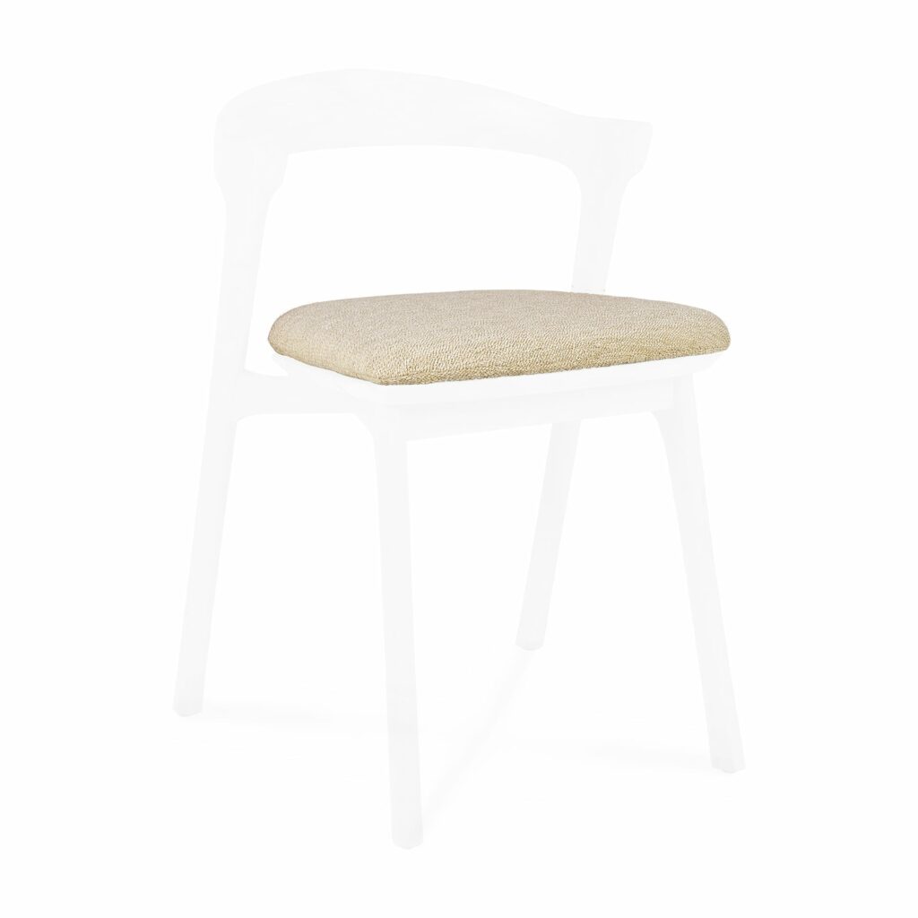 Une chaise de salle à manger blanche avec un siège rembourré beige et un coussin.