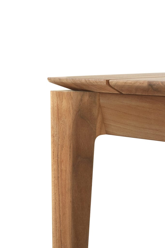 Un gros plan d'une table à manger en bois en teck.