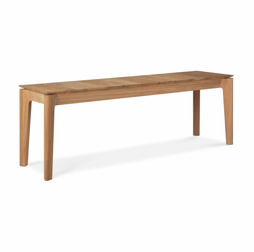Un banc en bois sur fond blanc.