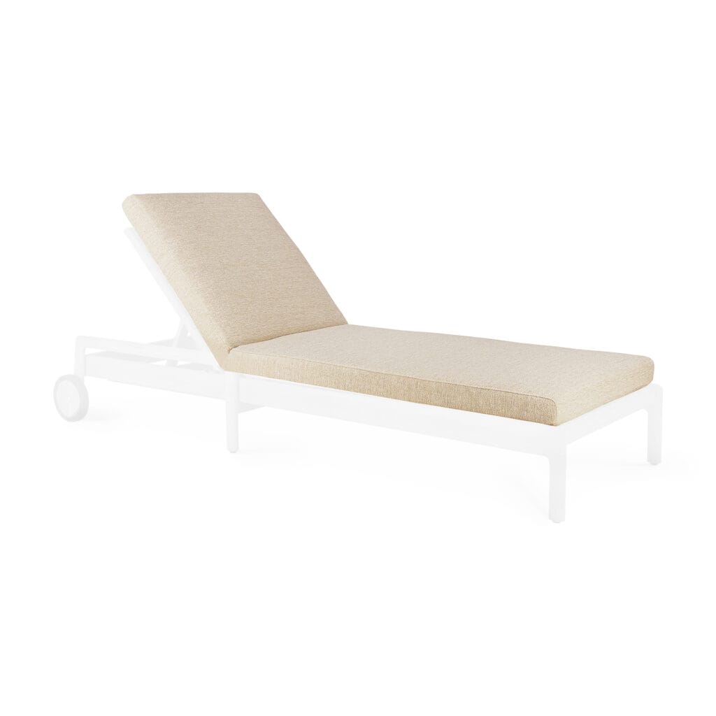 Une chaise longue naturelle avec un coussin.