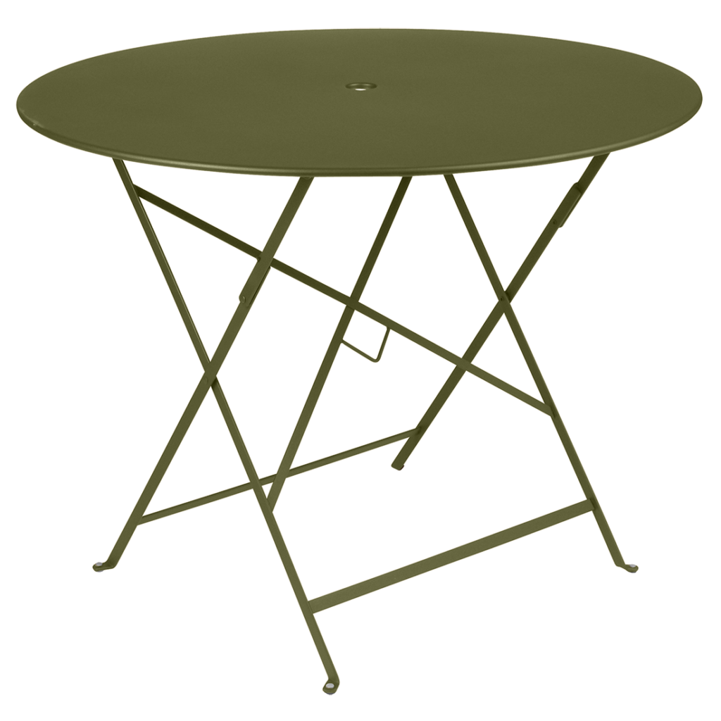 Une table bistro ronde verte sur fond beige.