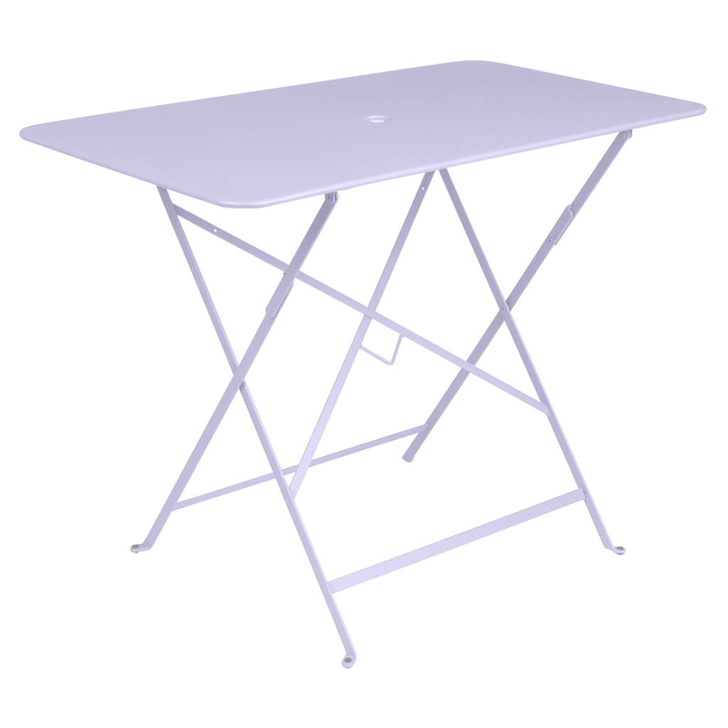 Une table pliante blanche avec un plateau violet est polyvalente et parfaite pour tout décor de bistro.