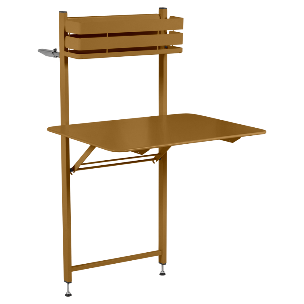 Une petite table bistro avec une étagère dessus.