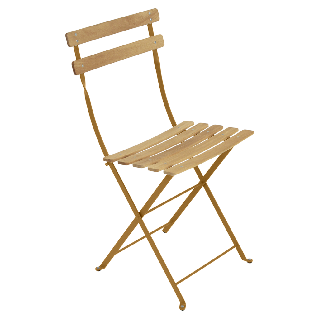 Une chaise pliante Guimauve en bois sur fond beige.