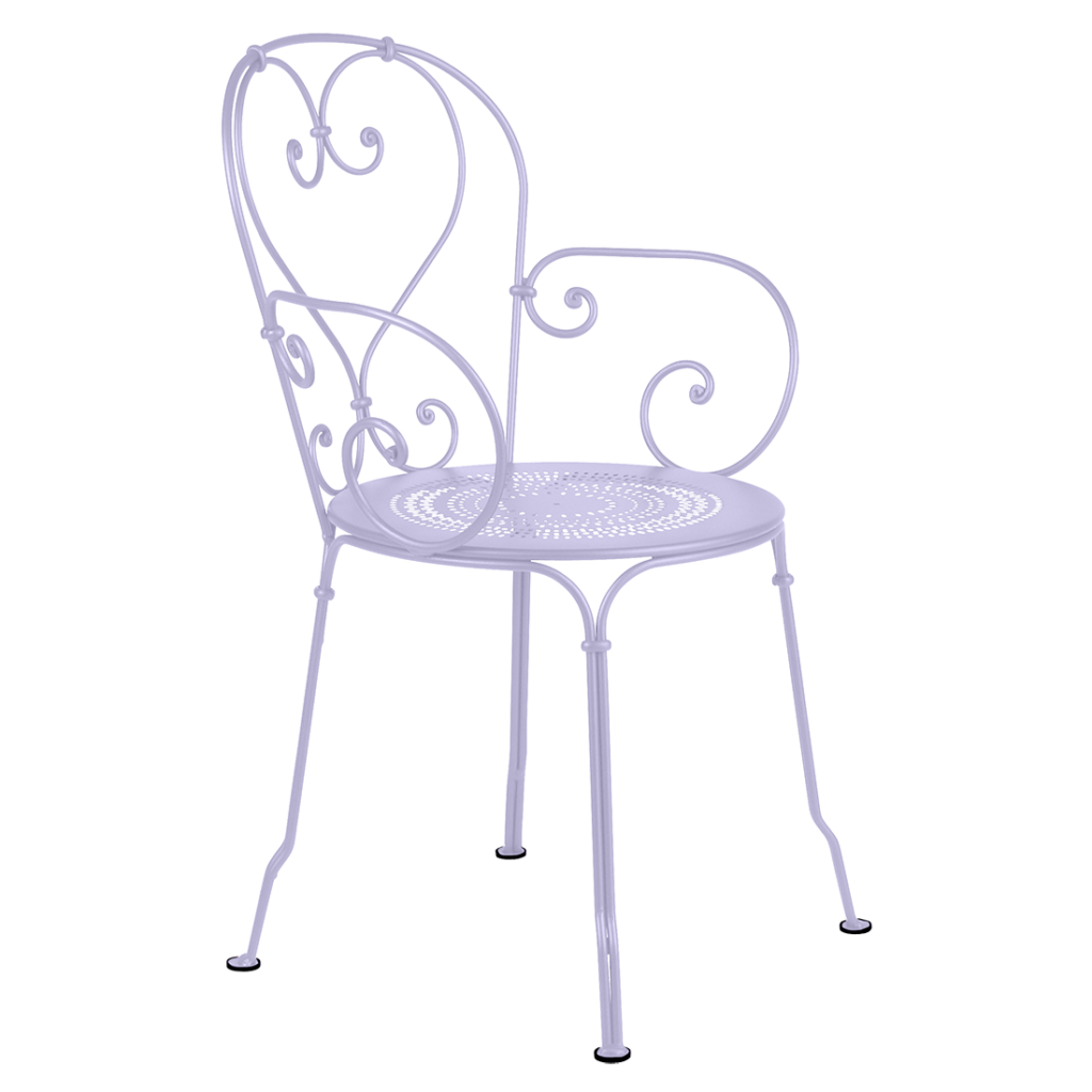 Une chaise en fer forgé violet sur fond blanc rappelant un Fauteuil 1900.