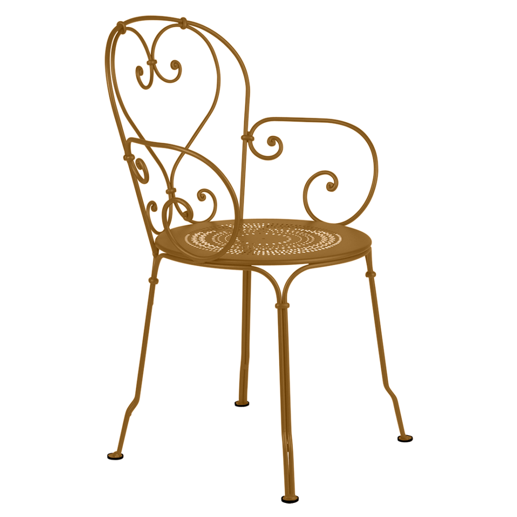 Une chaise Fauteuil 1900 en fer forgé sur fond beige.