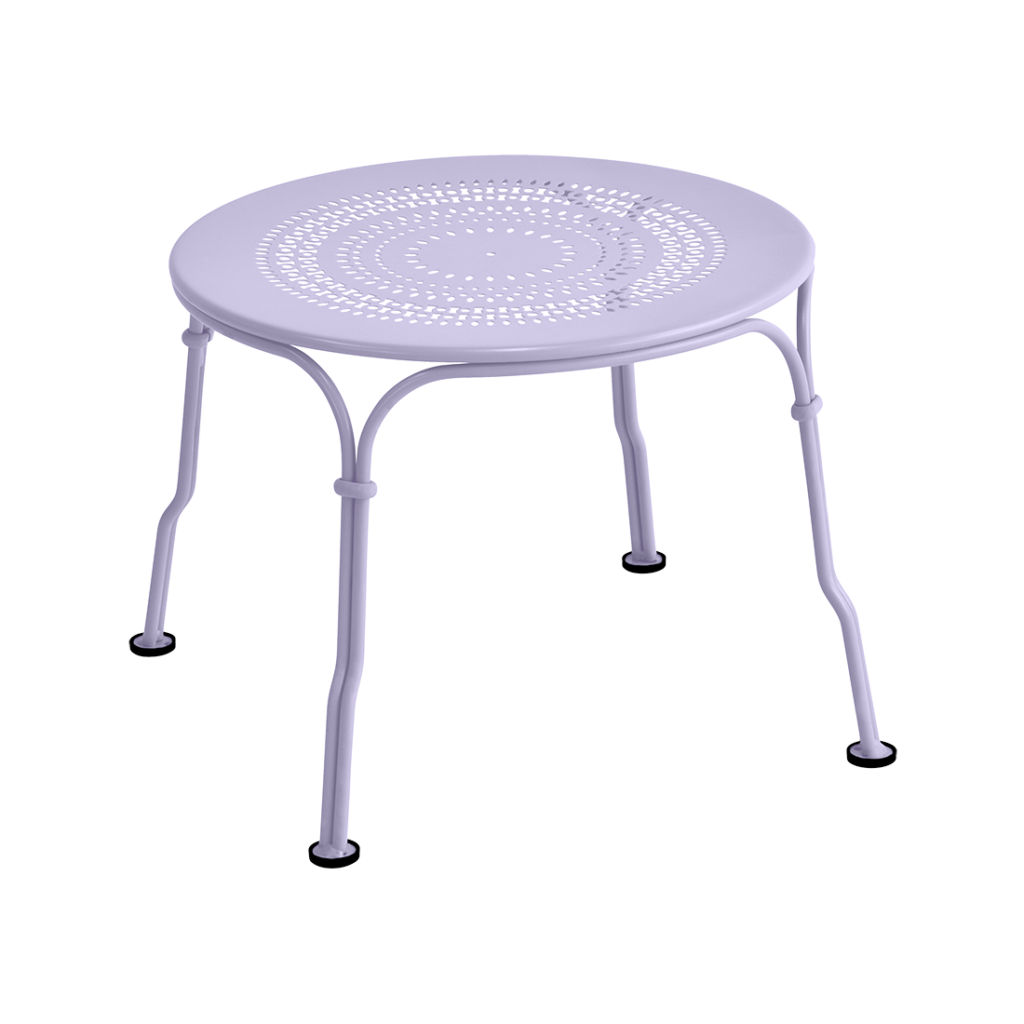 Une petite table ronde Guimauve avec un piètement en métal.