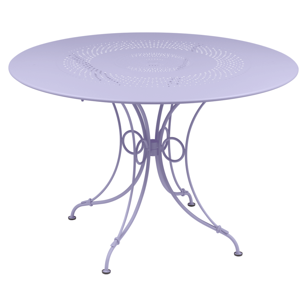 Une table ronde avec un piètement en métal violet mesurant 117 cm de diamètre.