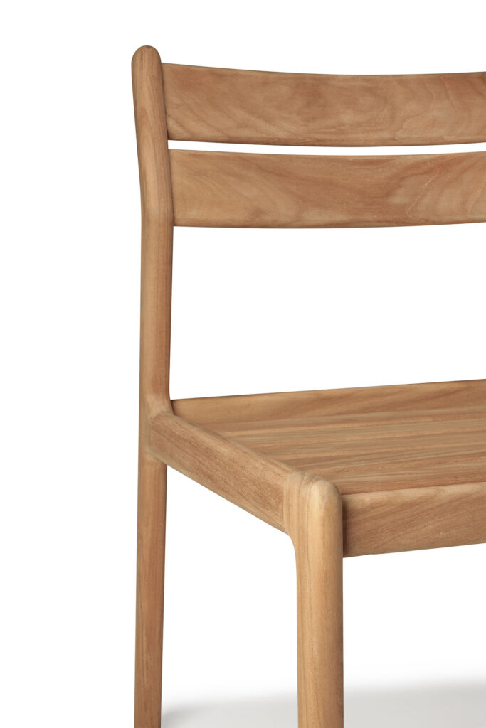 La Chaise de jardin Jack en teck est une chaise en bois au design minimaliste, dotée d'une finition lisse en bois clair, d'un dossier à lattes et de pieds rectangulaires robustes.