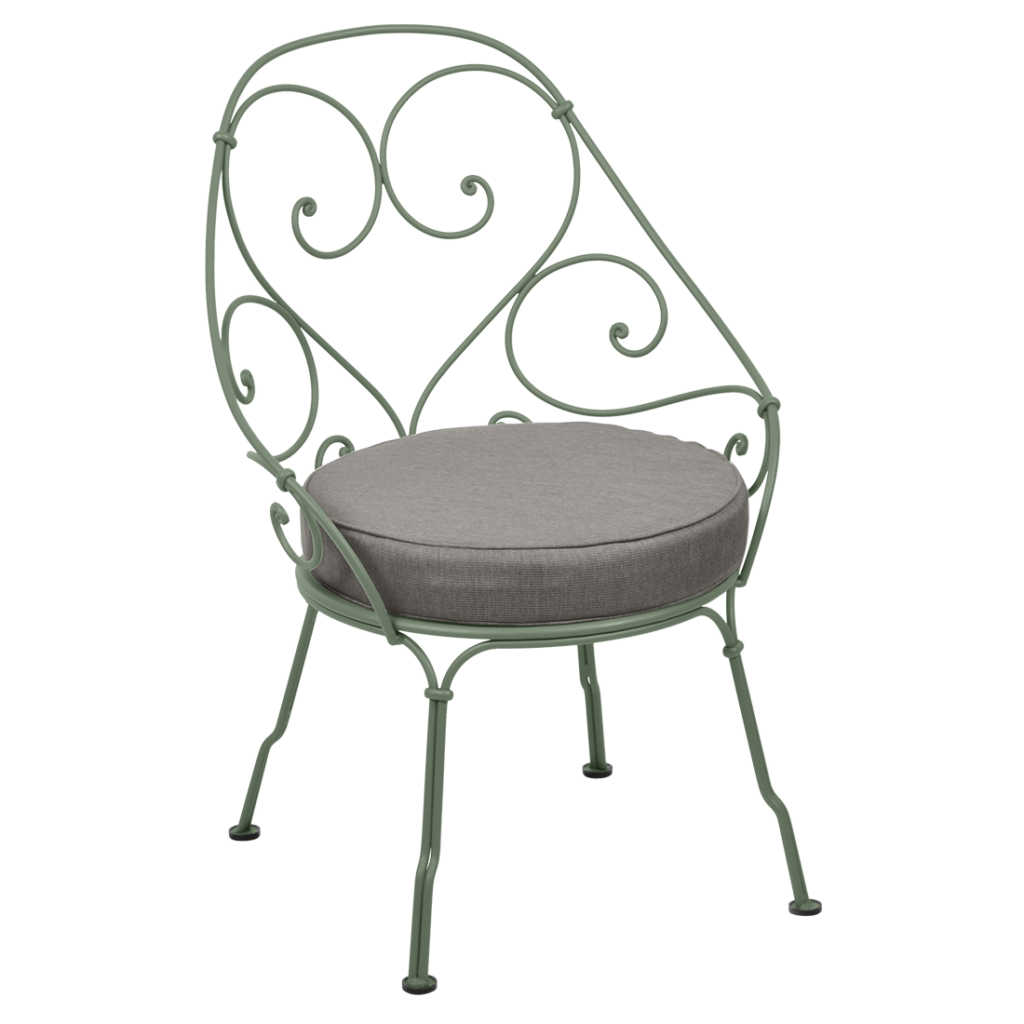 Une chaise Fauteuil Cabriolet en fer forgé vert avec un coussin gris datant de 1900.