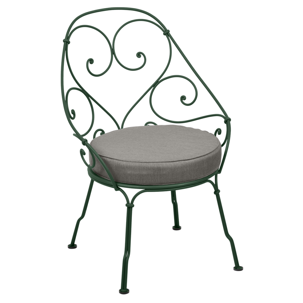 Une chaise en fer forgé vert avec un coussin gris, rappelant un Fauteuil des années 1900.