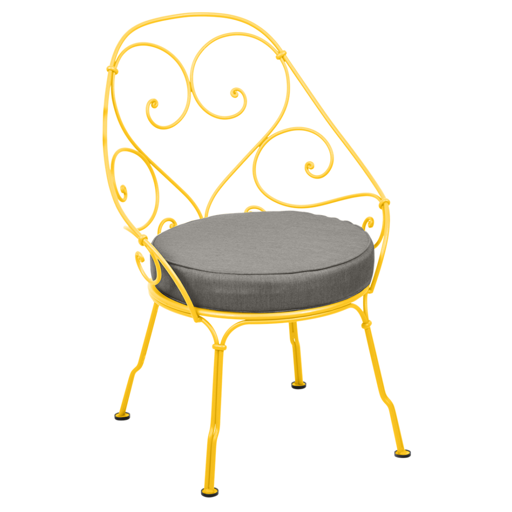 Une chaise en métal jaune avec un coussin gris datant de 1900.
