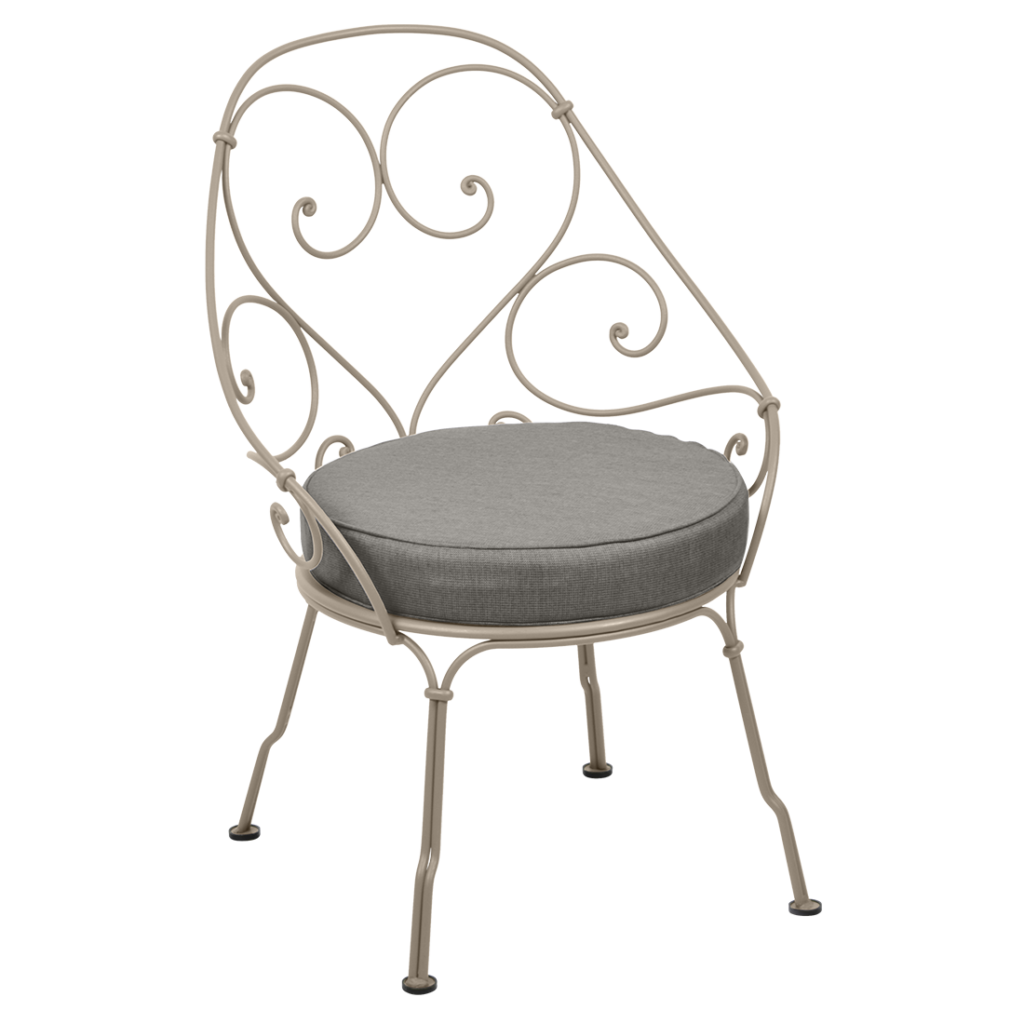 Une chaise Fauteuil Cabriolet avec un coussin gris des années 1900.