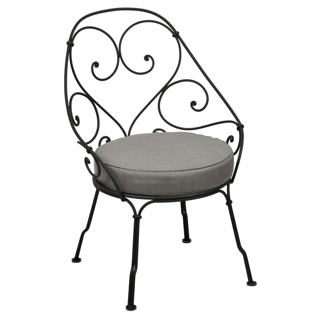 Une chaise en fer forgé noir avec un coussin gris datant de 1900.