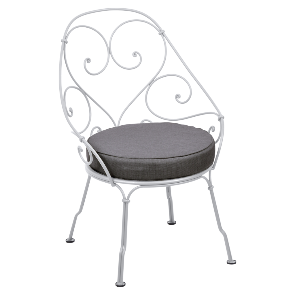 Une chaise en fer forgé blanc avec un coussin gris datant de 1900.