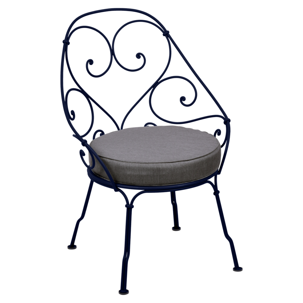 Une chaise Fauteuil Cabriolet en fer forgé des années 1900 avec un coussin gris.