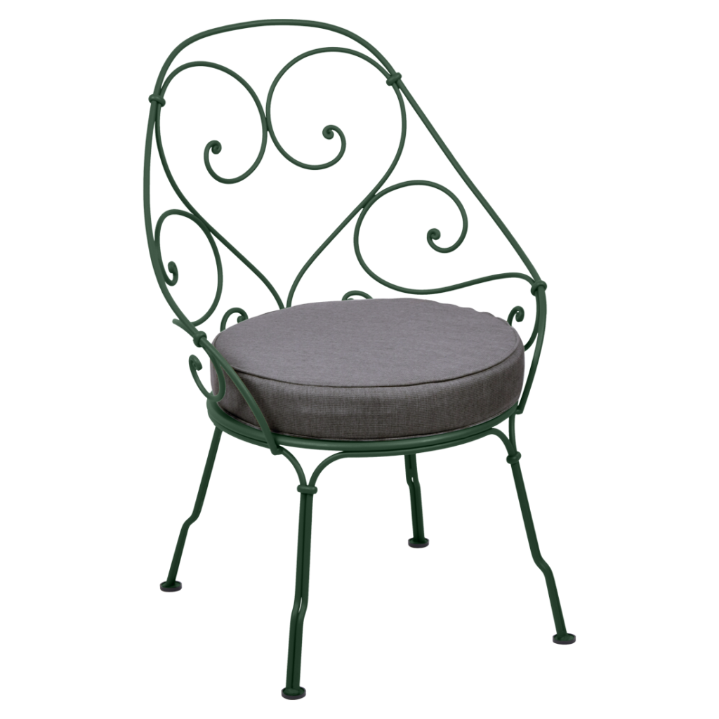Une chaise en fer forgé vert avec un coussin gris datant des années 1900.