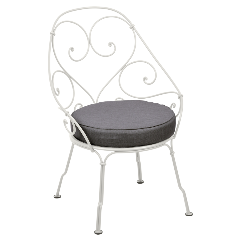 Une chaise en fer forgé blanc avec un coussin gris datant de 1900.