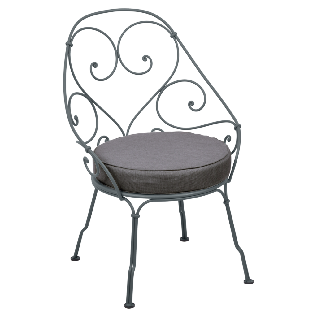 Fauteuil en fer forgé gris avec coussin, datant de 1900.