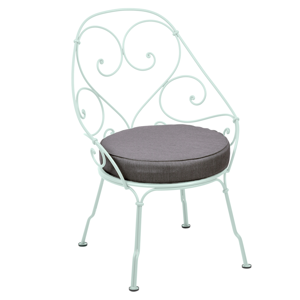 Une chaise en fer forgé blanc avec un coussin gris, inspirée du style Cabriolet de 1900.