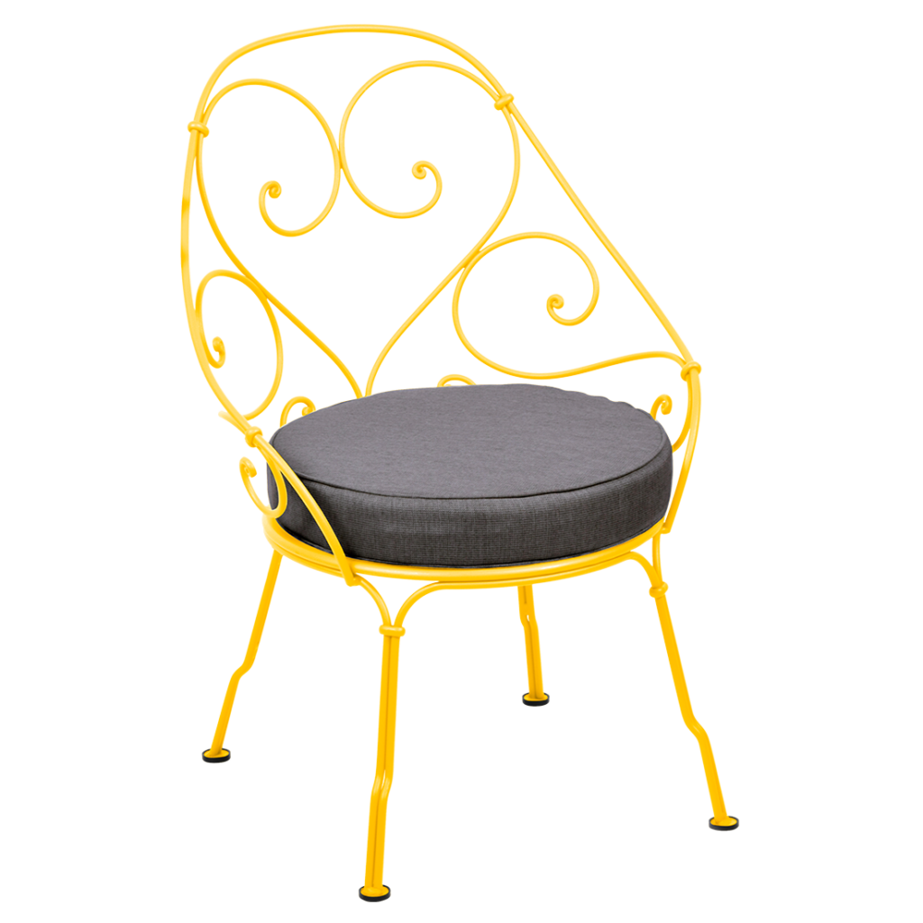 Une chaise Fauteuil Cabriolet en fer forgé jaune avec un coussin gris datant de 1900.