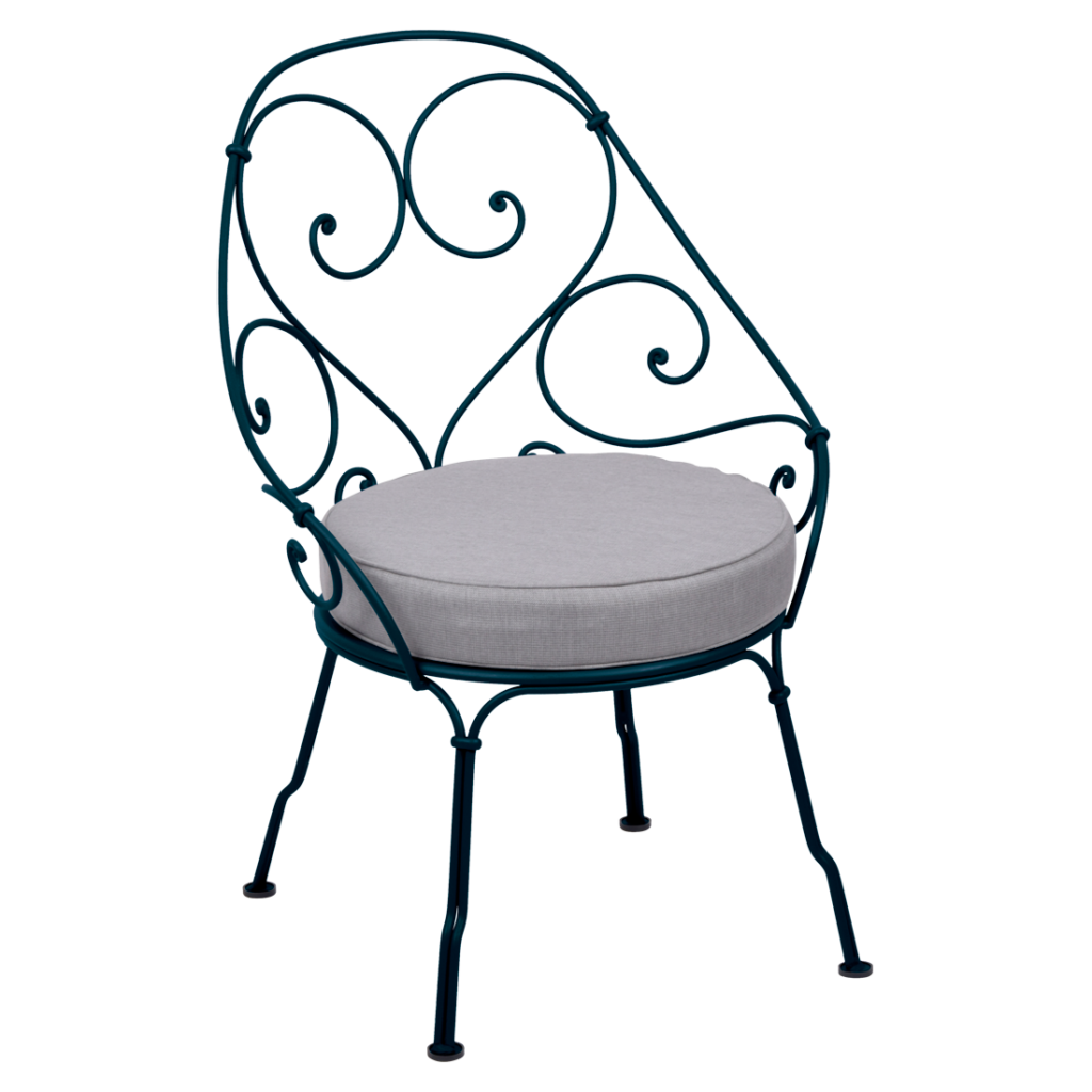 Une chaise ancienne en fer forgé avec coussin, datant de 1900.