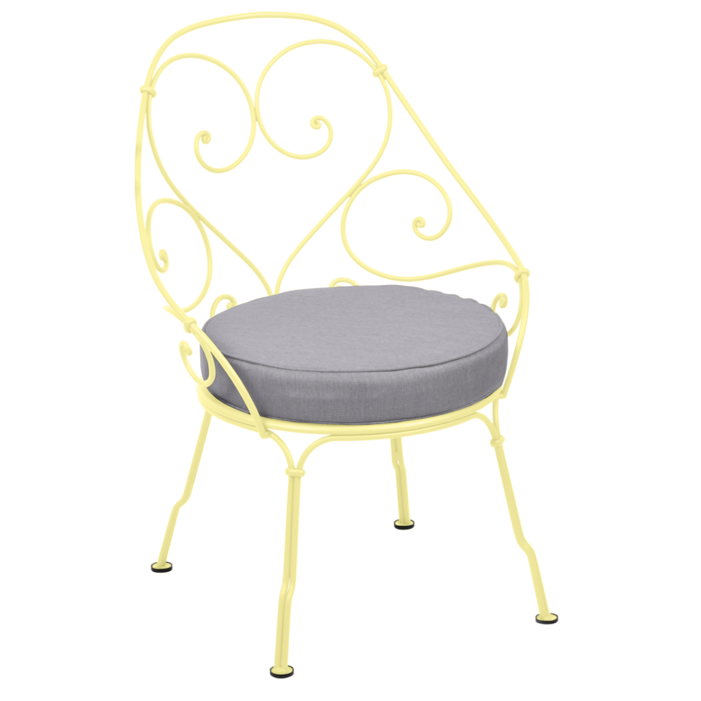Une chaise en fer forgé jaune avec un coussin gris, rappelant le style Cabriolet de 1900.