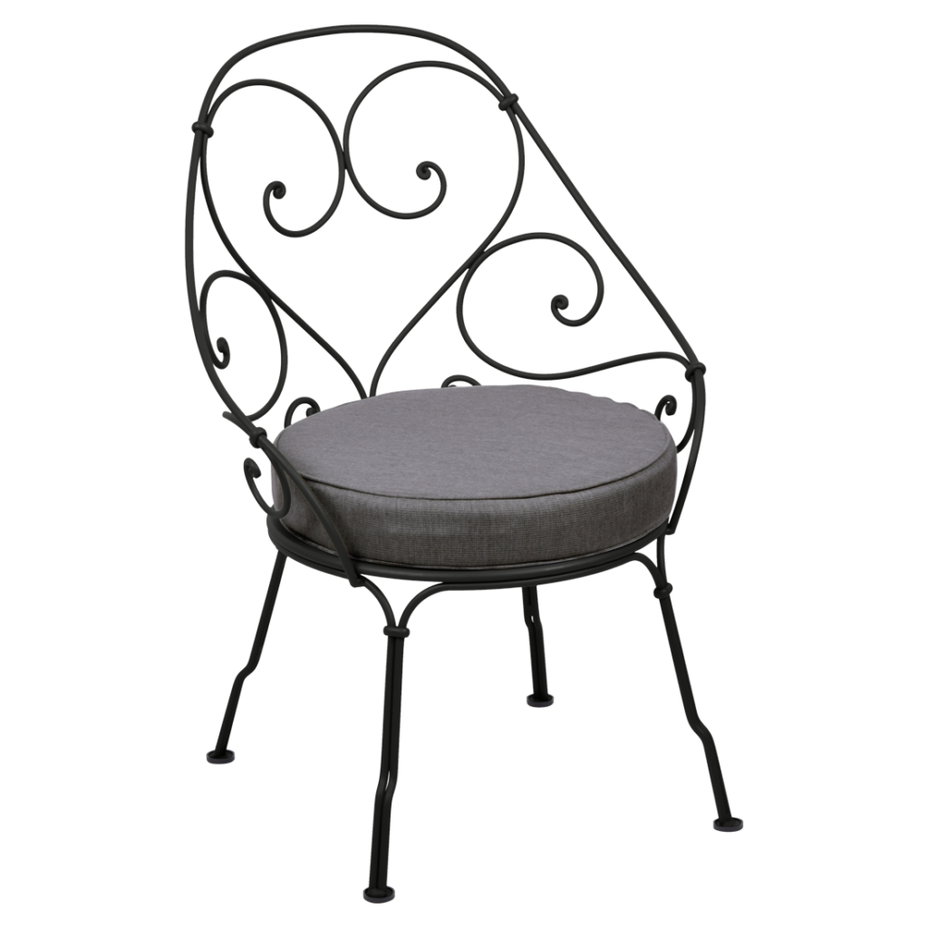 Une chaise 1900 en fer forgé noir avec un coussin gris.