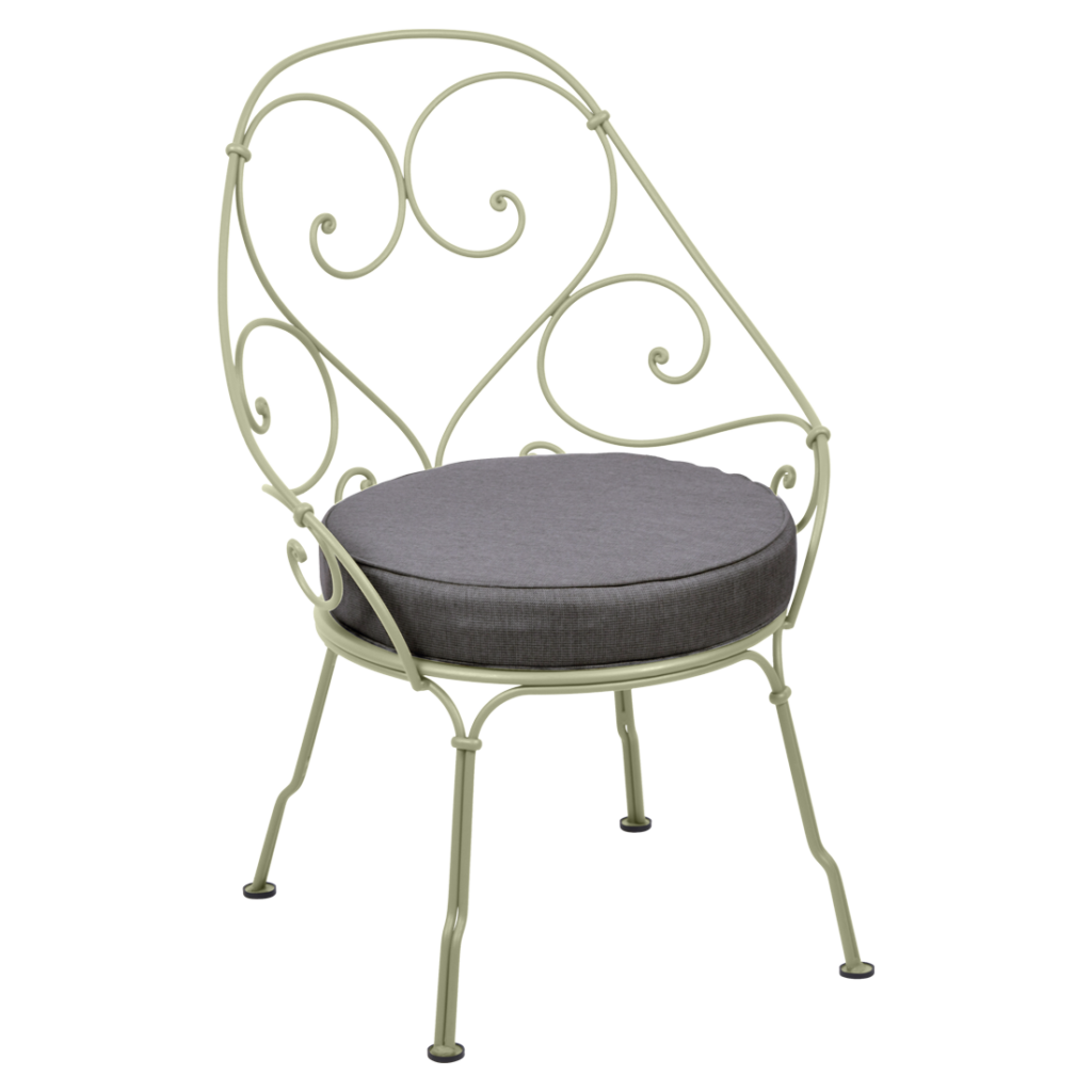 Un fauteuil des années 1900 avec un coussin gris en fer forgé.