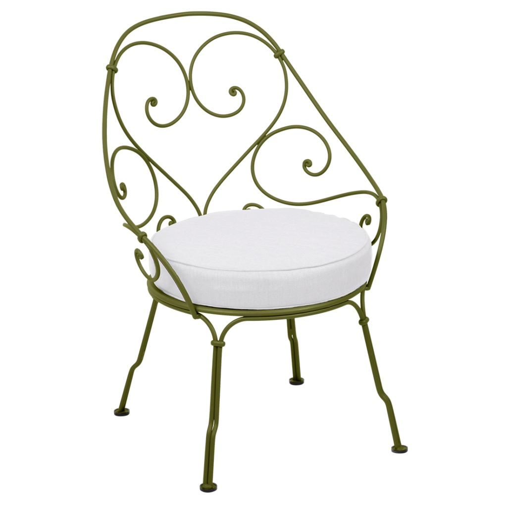 Une chaise en fer forgé vert avec un coussin blanc datant de 1900.