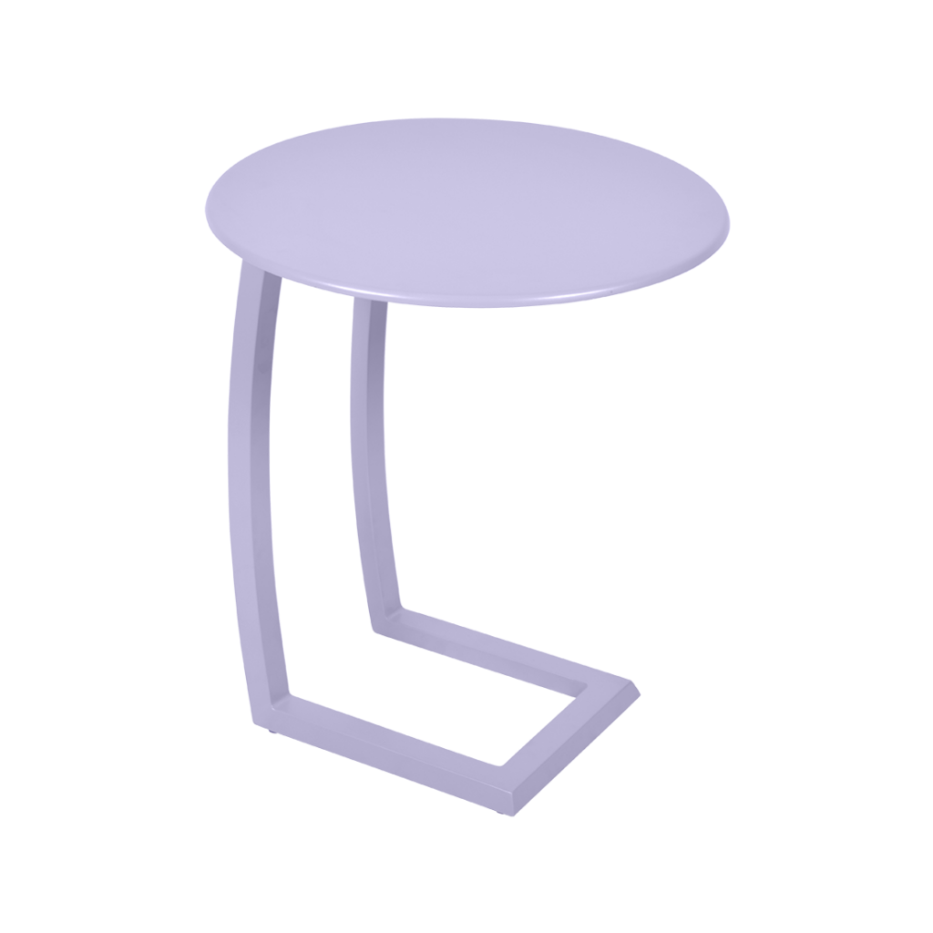 Une table d'appoint ronde avec une base en métal.