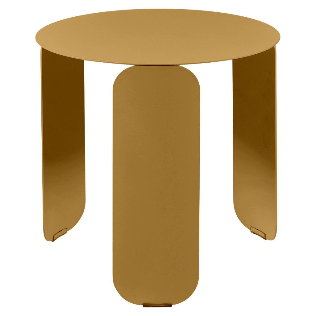 Une table d'appoint dorée d'un diamètre de 45 cm sur fond blanc.