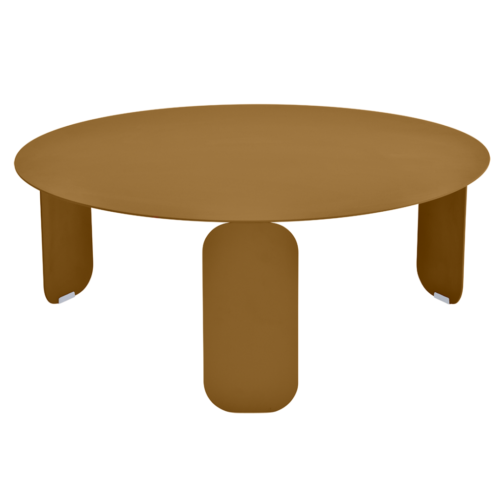 Une table basse ronde de diamètre 80 cm et deux pieds sur fond beige.
