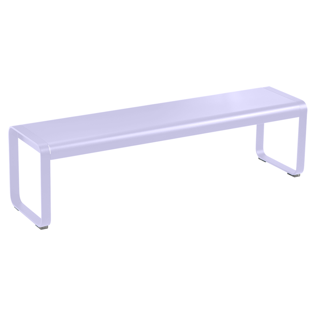 Un banc Banc Bellevie blanc avec une touche de violet guimauve.
