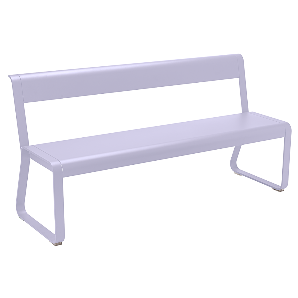 Un Banc de couleur violette sur fond blanc.