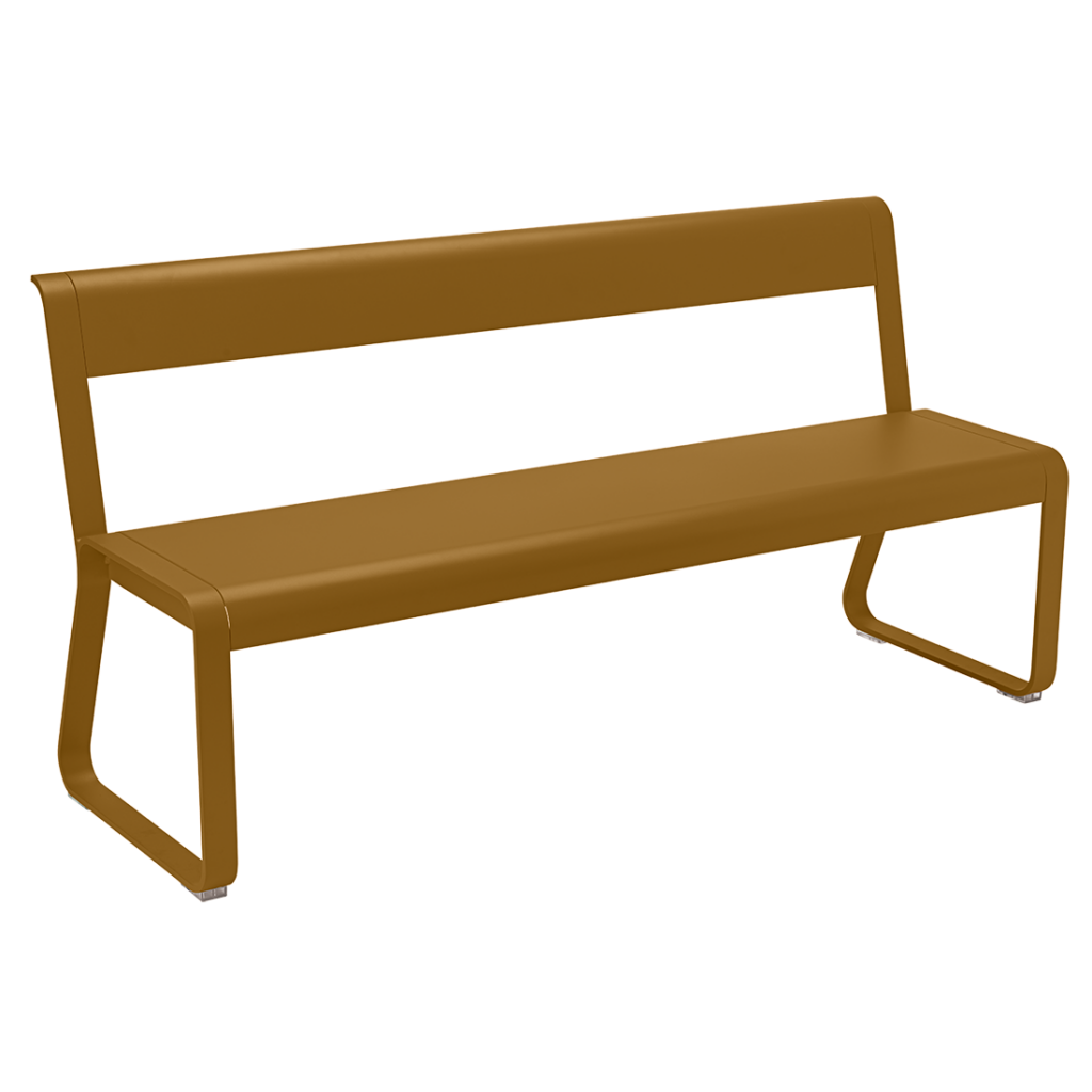 Un banc marron avec un dossier sur fond beige.
