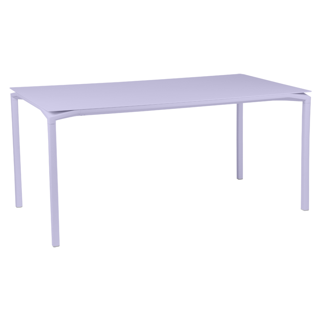 Une table blanche avec un plateau violet sur un fond épuré.