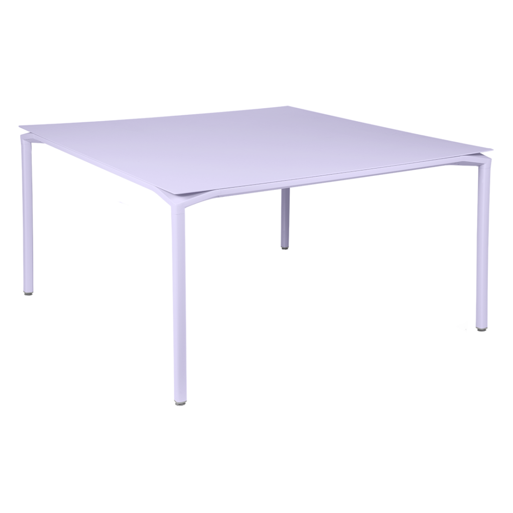 Une table Calvi carrée aux pieds blancs.