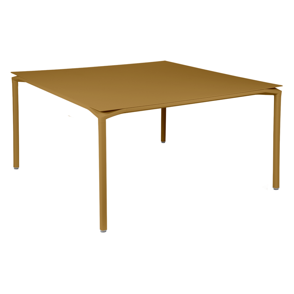 Une table carrée avec un plateau beige sur fond blanc.