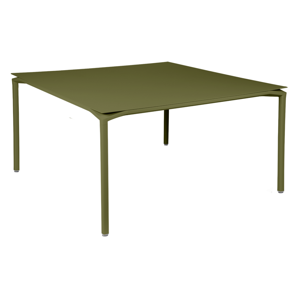Une table carrée Calvi de couleur vert olive.