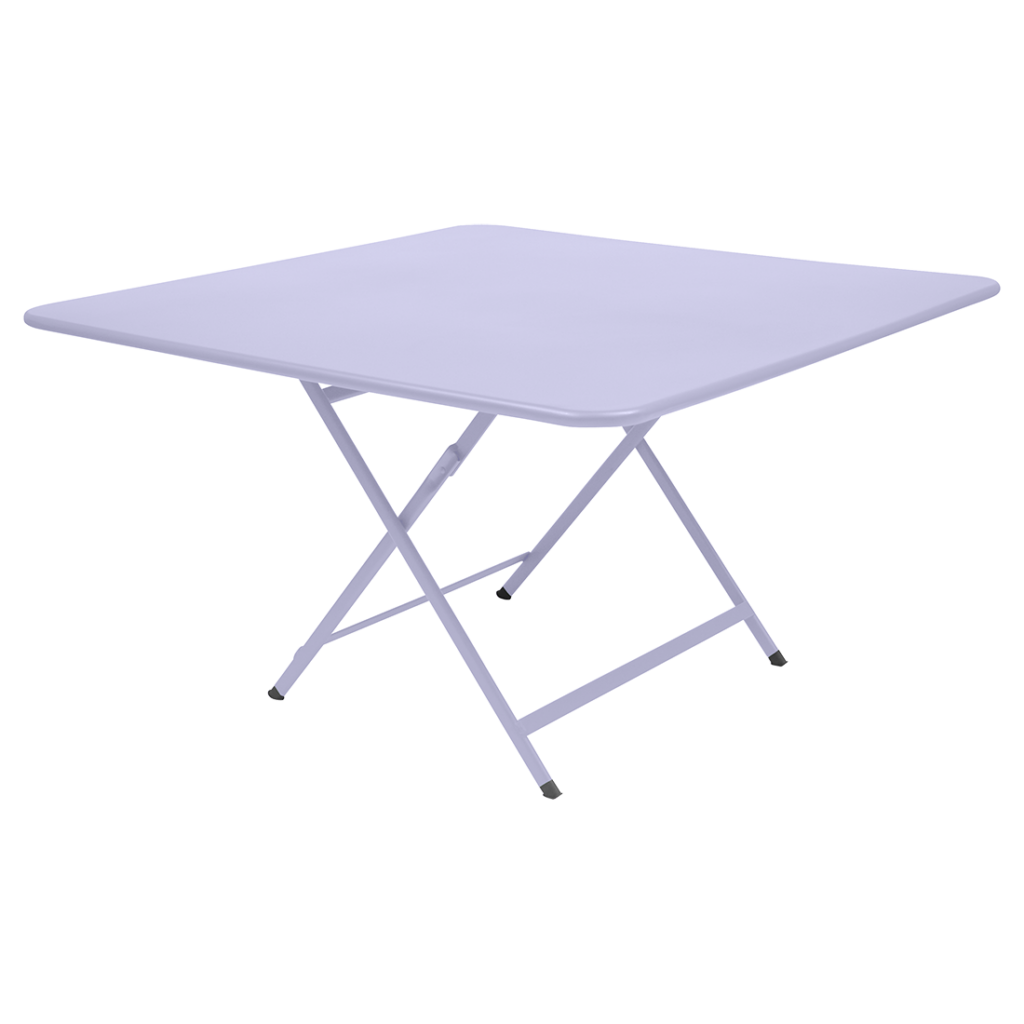 Une table pliante violette sur fond blanc.