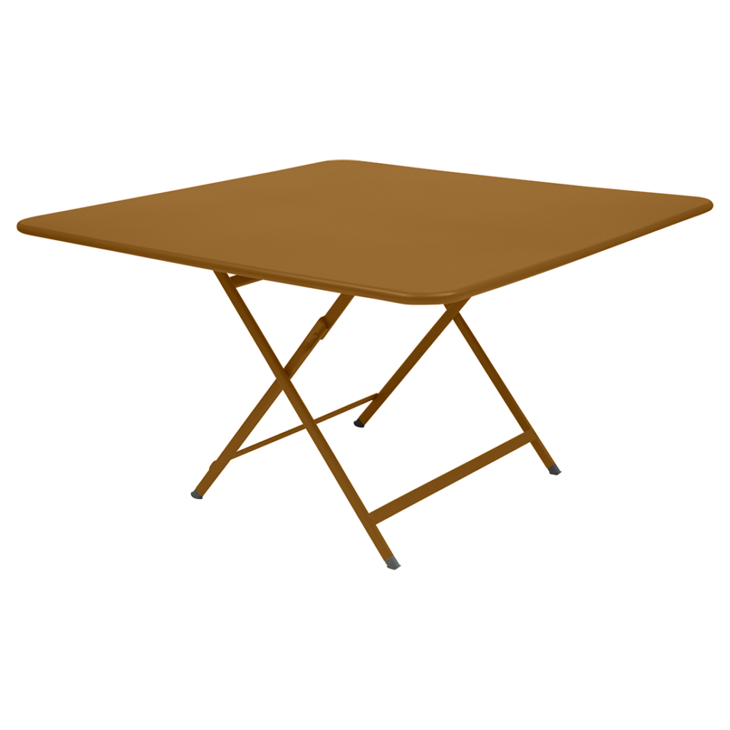 Une table pliante carrée sur fond beige avec du caractère.