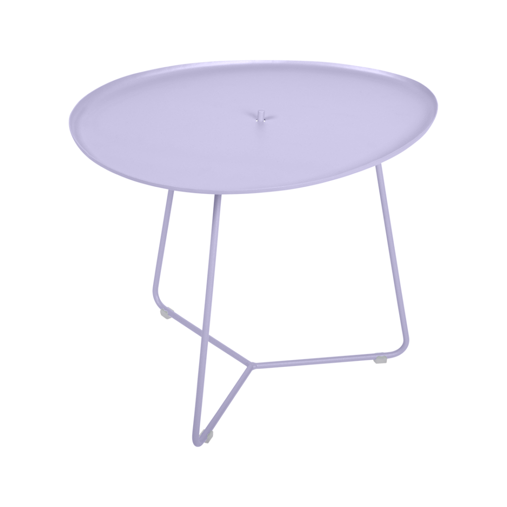 Une table ronde avec une base en métal et un plateau rond.