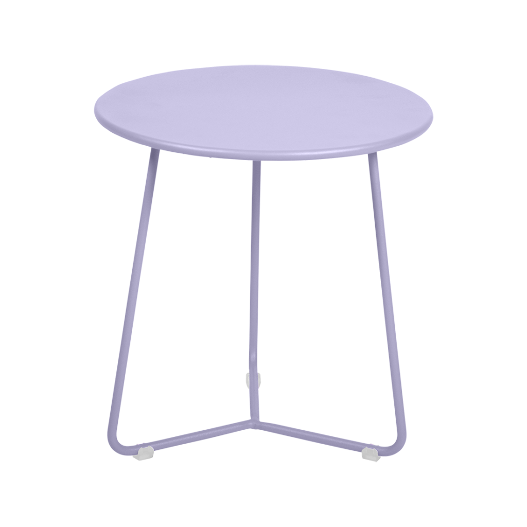Une table d'appoint ronde en lavande avec des pieds en métal.