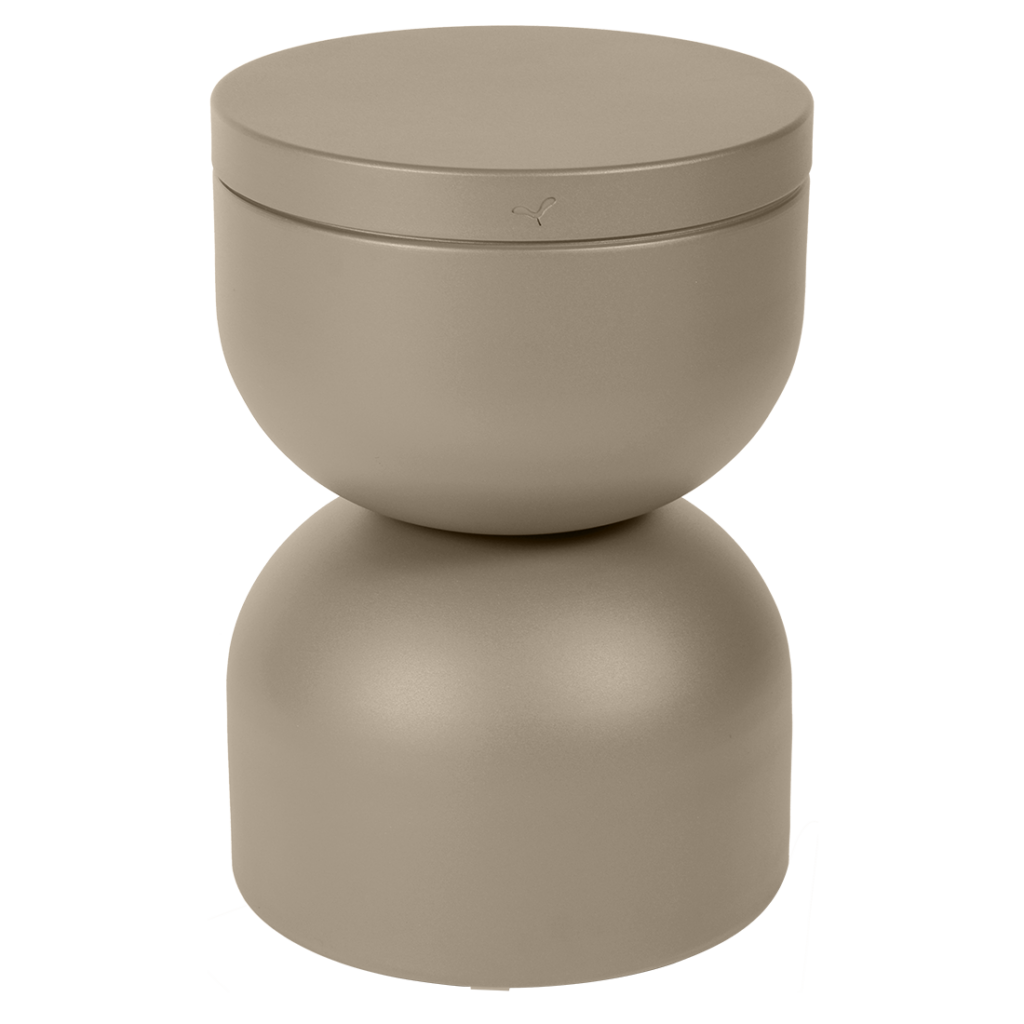 Un récipient en métal beige avec couvercle, Piapolo.