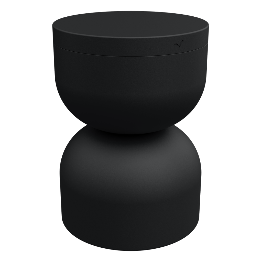 Un objet sphérique noir sur fond blanc, ressemblant au Tabouret Piapolo.