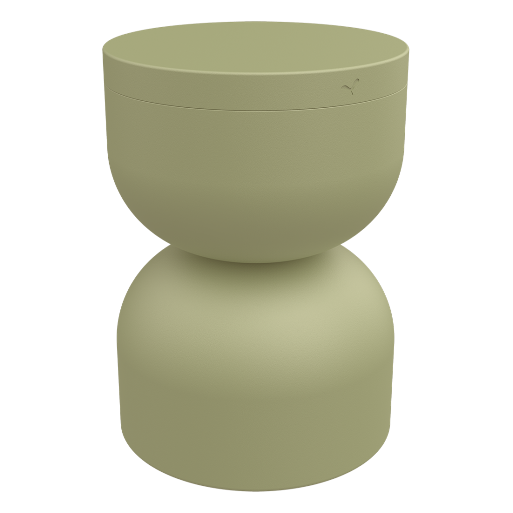 Un tabouret vert sauge avec un dessus arrondi.